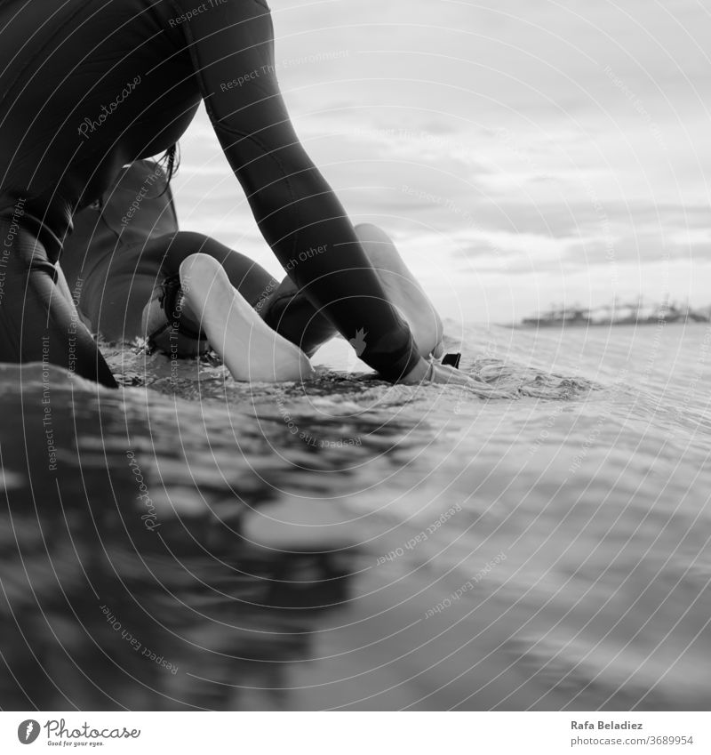 Surferpaar wartet auf die Welle Wasser Brandung Sport Paar Sommer