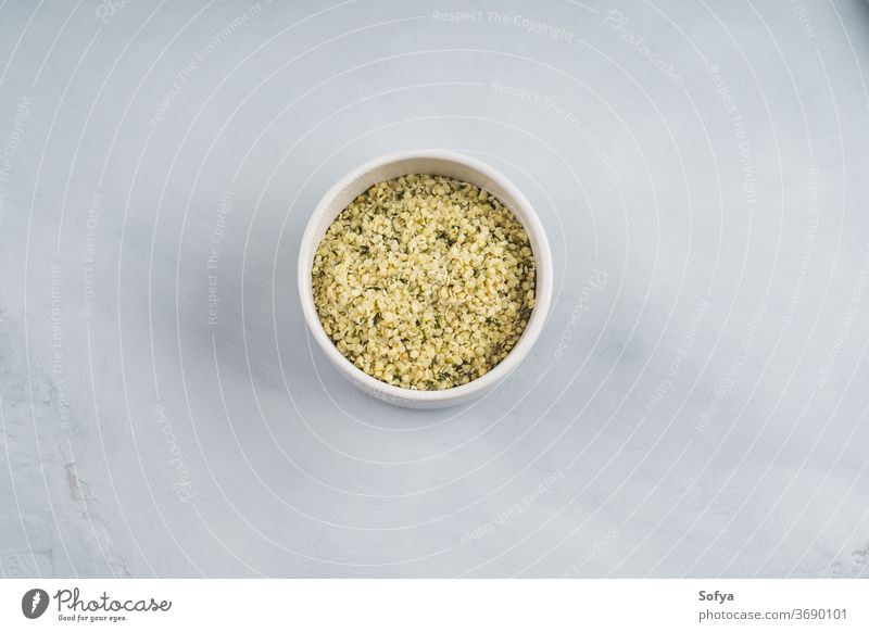 Geschälte Hanfsamen Supernahrung in weißer Schale Samen geschält Lebensmittel super Textur Superfood Protein Haufen Natur Veganer Küche Bestandteil Gesundheit