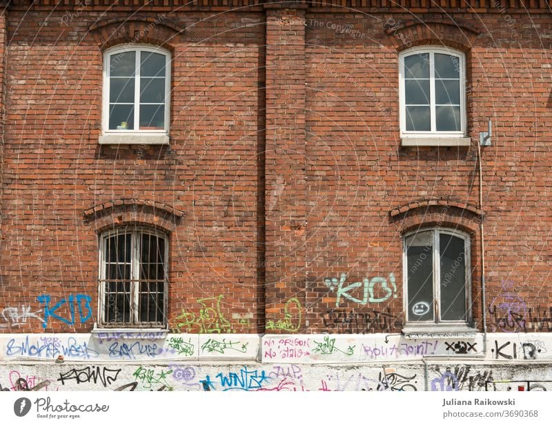 Graffiti an der Backsteinwand urban Wand Mauer Stadt Fassade Straßenkunst Jugendkultur Schmiererei Subkultur Außenaufnahme Kunst Schriftzeichen Wort Buchstaben