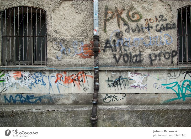 Graffiti an der Wand urban Mauer Stadt Fassade Straßenkunst Jugendkultur Schmiererei Subkultur Außenaufnahme Kunst Schriftzeichen Wort Buchstaben trashig