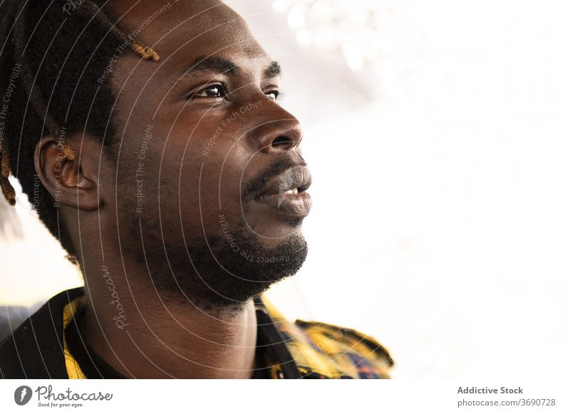 Porträt eines attraktiven jungen schwarzen Mannes Person männlich Afrikanisch Typ Amerikaner gutaussehend Blick Lebensstile selbstbewusst Model Selbstvertrauen