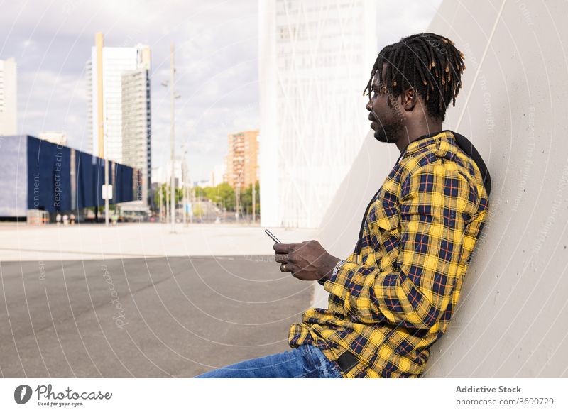 junger afrikanischer Mann mit seinem Telefon in der Stadt Person Beteiligung schwarz Mobile Technik & Technologie männlich Afrikanisch Lebensstile modern
