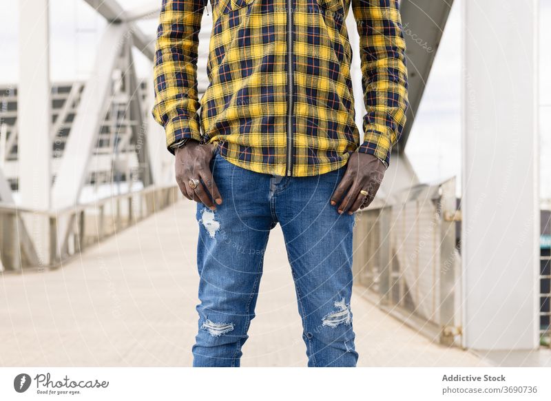 unkenntlicher schwarzer Mann mit Händen in den Taschen Person urban Afrikanisch Lebensstile männlich jung horizontal Typ Stehen Afro-Look Amerikaner Teenager