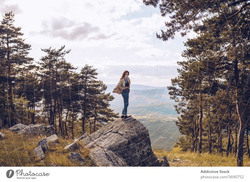 Reisende Frau auf Stein im Wald Felsen Tourist Berge u. Gebirge Urlaub Reisender Abenteuer Ausflug Ausflugsziel Feiertag reisen Freiheit stehen