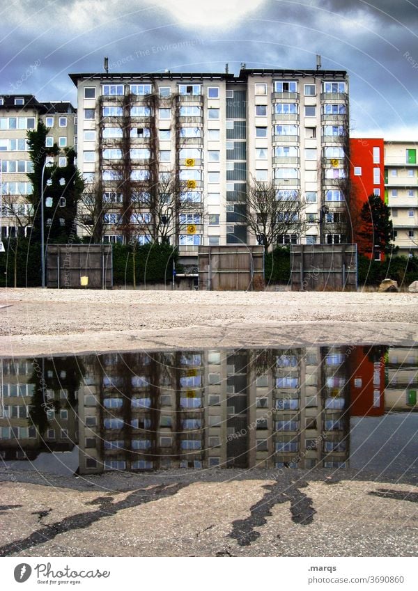 Mietspiegel mietspiegel Reflexion & Spiegelung Wohnhaus Himmel Pfütze Spiegelbild Gewitterwolken Mehrfamilienhaus Miete