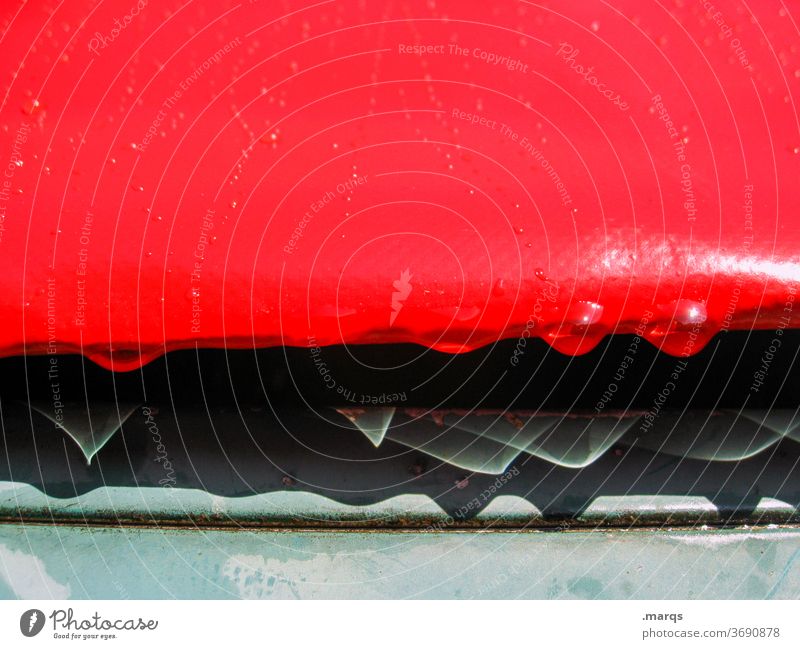Regentropfen an Plane Wassertropfen Schatten rot schwarz Lichterscheinung Strukturen & Formen Kunststoff Tropfen Detailaufnahme