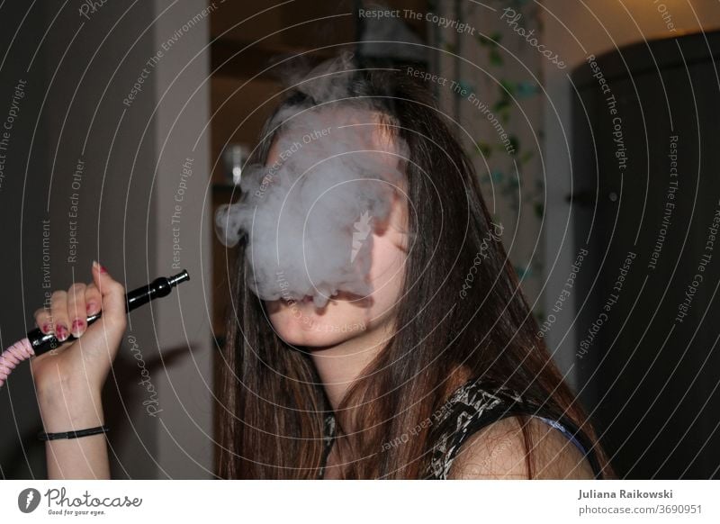 Frau raucht Shisha shisha Shisha rauchen Rauchen Mundstück Orientalisch Wasserpfeifenrauch Türkisch arabisch Aroma Kalebasse Stil Wasserpfeifen-Lounge Nikotin