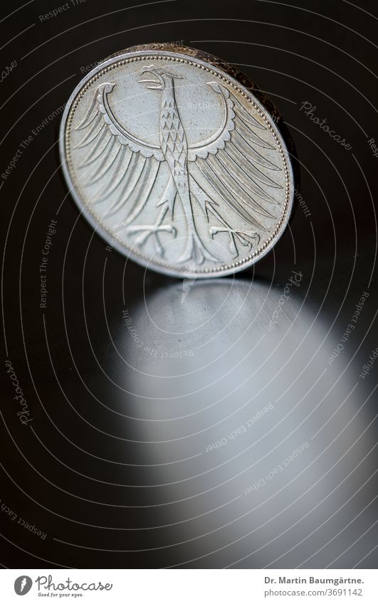 Rückseite einer silbernen 5-DM-Münze 5 DM Bundesadler Silber Mark D-Mark Geld historisch Zahlungsmittel WÃ¤hrung Adler