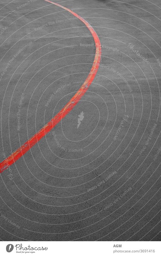 red line abstrakt Asphalt Hintergrund schwarz Großstadt Beton dunkel Detailaufnahme Regie unterteilend leer grau Boden Autobahn Fahrspur Linie Linien Mark