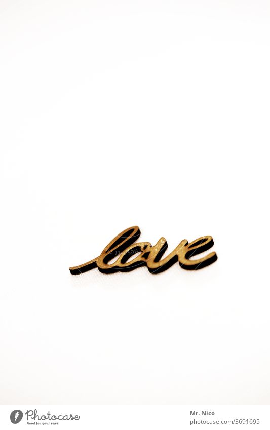 love Liebe Love Schriftzeichen Gefühle Buchstaben gold gelb Romantik Verliebtheit Liebesbekundung Liebesgruß Liebeserklärung Typographie Wand weiß Fremdsprache