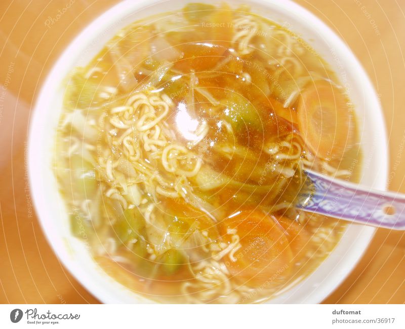 Kein Salz in der Suppe Nudelsuppe Chinesisch heiß China Vogelperspektive Querformat geblitzt Überbelichtung Nahaufnahme Ernährung orange Gemüse Rand unscharf