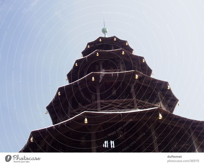 Chinesischer Turm München Englischer Garten Pagode Glocke Eiszapfen Querformat Etage Turmspitze Architektur China Turm Blick zum Himmel Kontrast