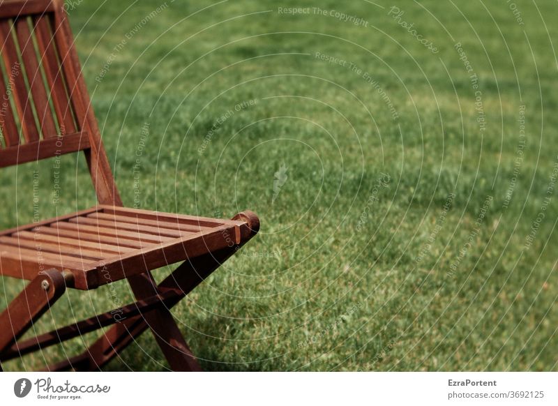 sitz Stuhl Rasen Wiese Gras Garten grün braun Holz ausruhen Ruhe sitzen Auszeit Erholung natur textfreiraum menschenleer