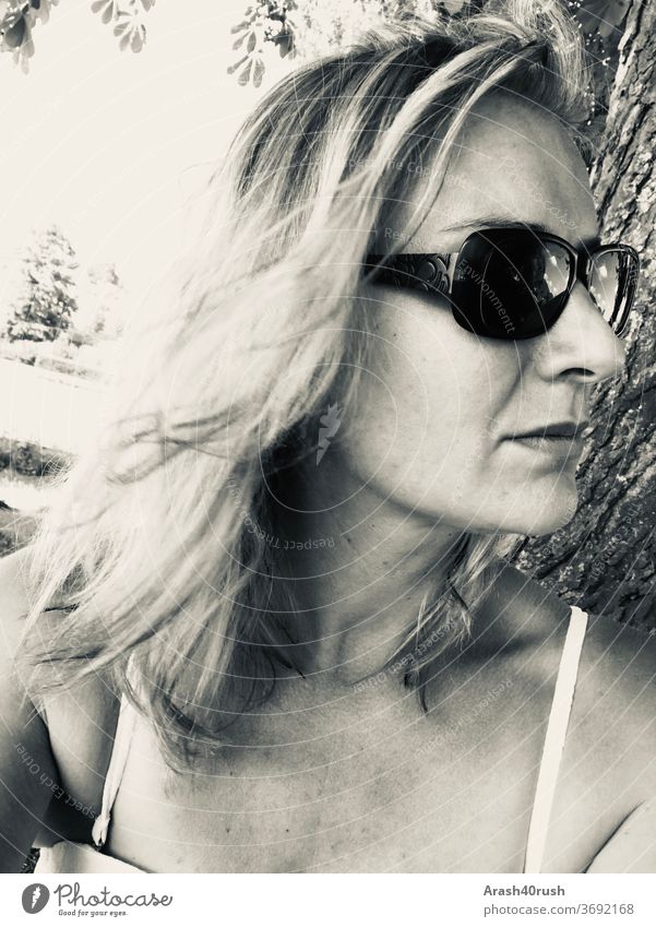 Junge Frau mit Sonnenbrille Schwarz/Weiss langes Haar Sommer Grau Düster Nachdenklich Bikini Feminin Mensch Portrait 40-45 Jahre natürlich Tag Augenblick