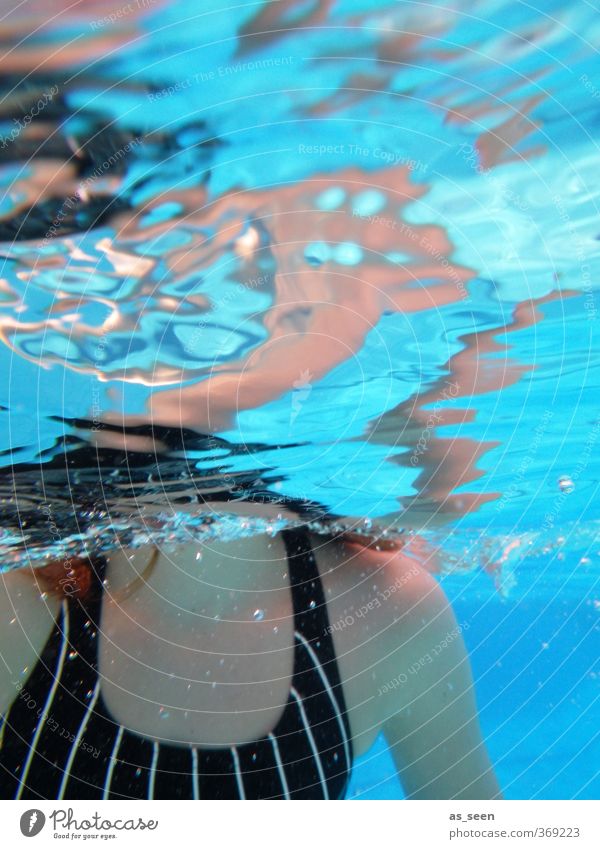 Kopflos Mädchen Körper 1 Mensch 8-13 Jahre Kind Kindheit Wasser Sommer Wellen Bewegung Fitness Schwimmen & Baden Sport tauchen Flüssigkeit nass sportlich blau