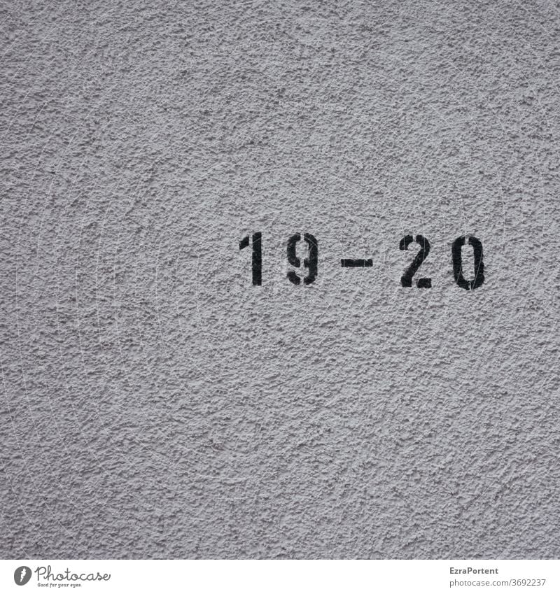 19 - 20 Zahl Nummer Wand Mauer Geburtstag Hausnummer Putzfassade Ziffern & Zahlen Zeichen Schilder & Markierungen Fassade Textfreiraum unten