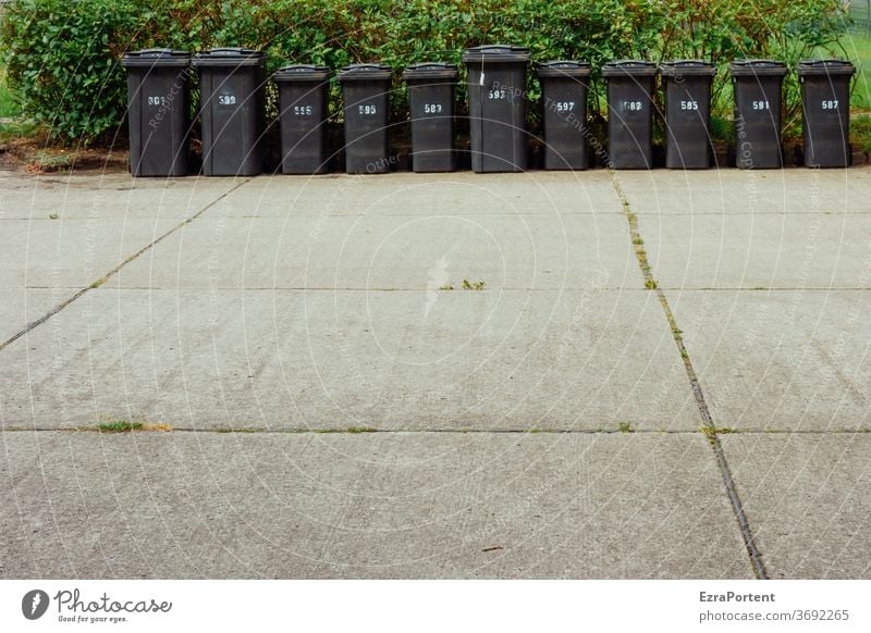 die Mannschaft Mülltonne Müllbehälter 11 Umwelt Recycling Müllentsorgung Müllabfuhr Abfall wegwerfen entsorgen wegwerfgesellschaft Straße Nummer Zahl schwarz