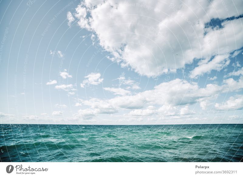 Türkisfarbenes Wasser in einem kalten nordischen Meer türkis hell Saison dramatisch friedlich marin Wetter frisch natürlich Wolkenlandschaft Fischen malerisch