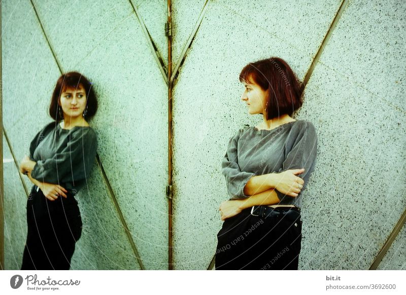 Zurück schauend Frau Spiegel Junge Frau Mensch feminin weiblich Spiegelbild Spiegelung spiegeln Reflexion & Spiegelung 1 Erwachsene 18-30 Jahre Blick