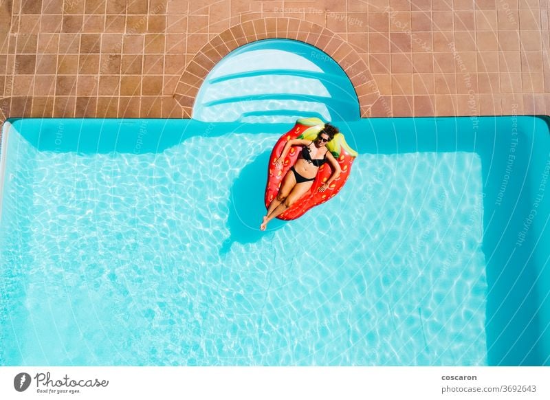 Frau schwebt auf einer ait-Matratze in einem Pool Air schön Bikini blau Körper heiter Kopie copyspace Dröhnen genießen Genuss Mode Schwimmer Mädchen