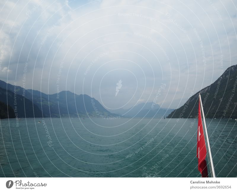 Mit dem Schiff gegen Flüelen /Schweiz Schifffahrt schweiz Schweizerfahne 1.August Nationalfeiertag Berge sehen Bergsicht schweizerisch wolken Gewitter bewölkt