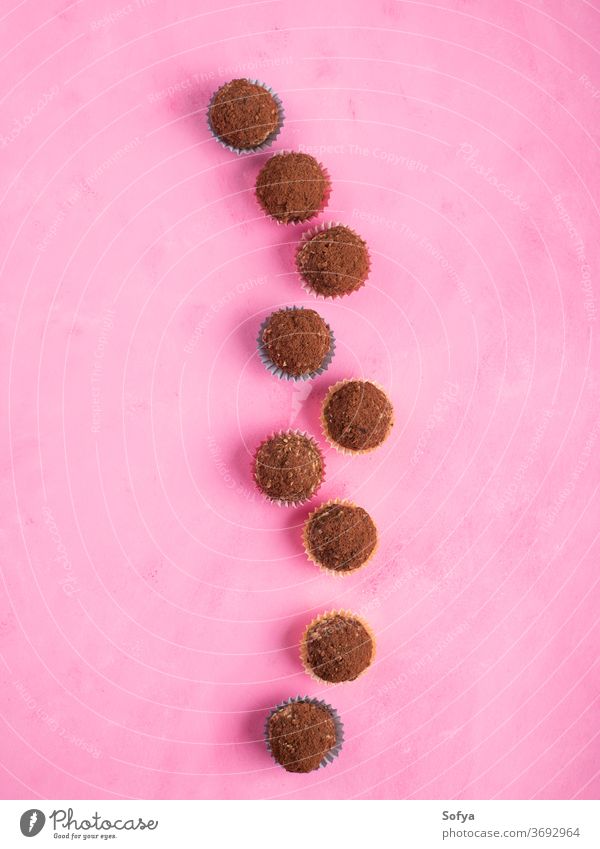 Energieproteinkugeln mit Nüssen, Samen, Kakao Energiebälle rosa Protein Schokolade beißt Mandel Nut Butter Hanf Lein Dessert dunkel Hafer Ernährung