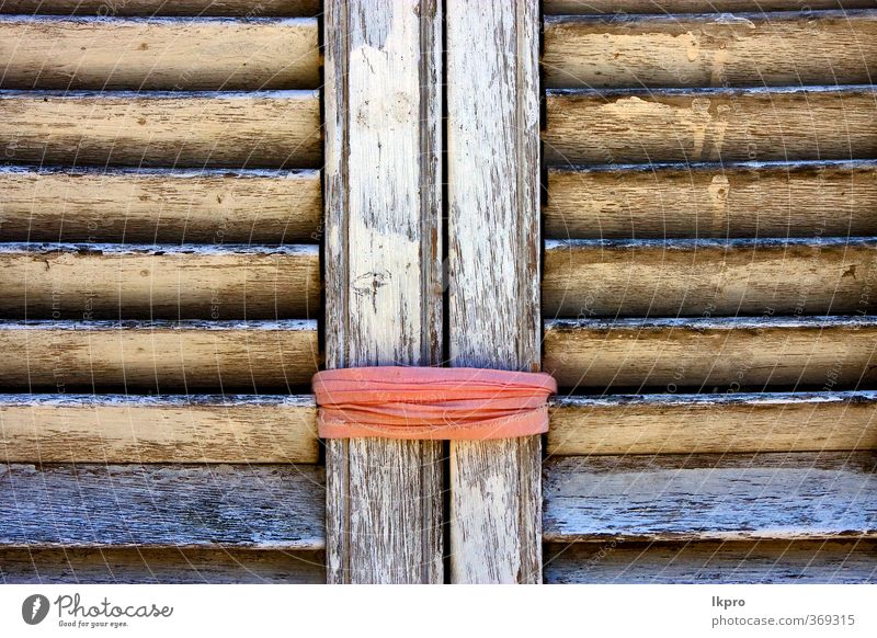 braune Holzjalousie und ein rosa Seil im Doppelpunkt Linie dreckig blau gelb grau grün schwarz weiß colonia del sacramento Uruguay Fensterladen Jalousie