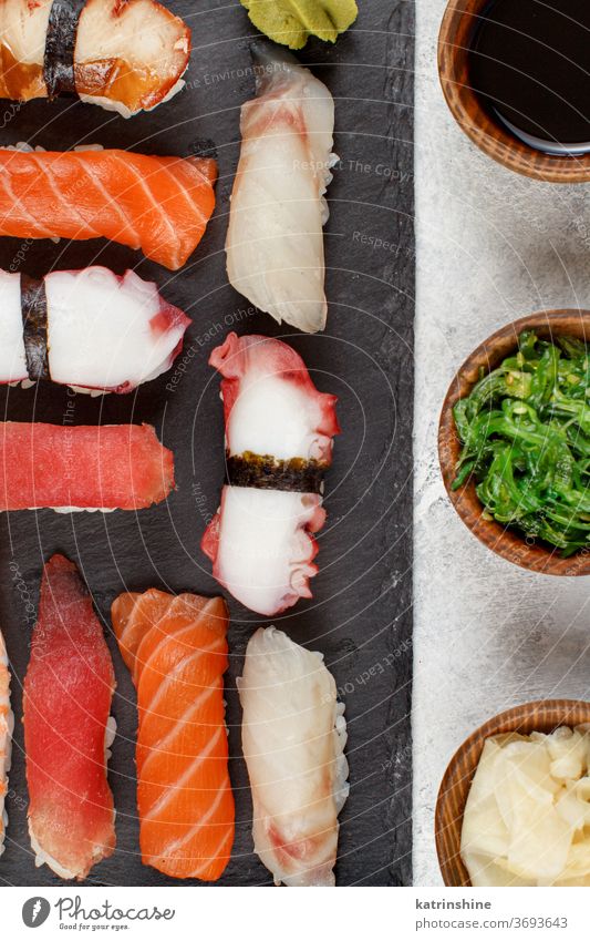 Sushi-Set, Nigiri auf einem Teller verzehrfertig Essen Sashimi Sushi-Bar Esszimmer Japanisch Kultur Meeresfrüchte Draufsicht rollen asiatisch Krabbe Thunfisch