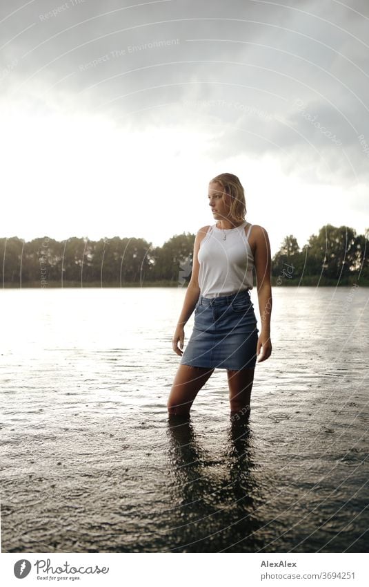 Portrait einer jungen Frau in einem See junge Frau blond Lächeln Schmuck schön langhaarig Landschaft gebräunt selbstbewußt Sommer natürlich weiblich glücklich