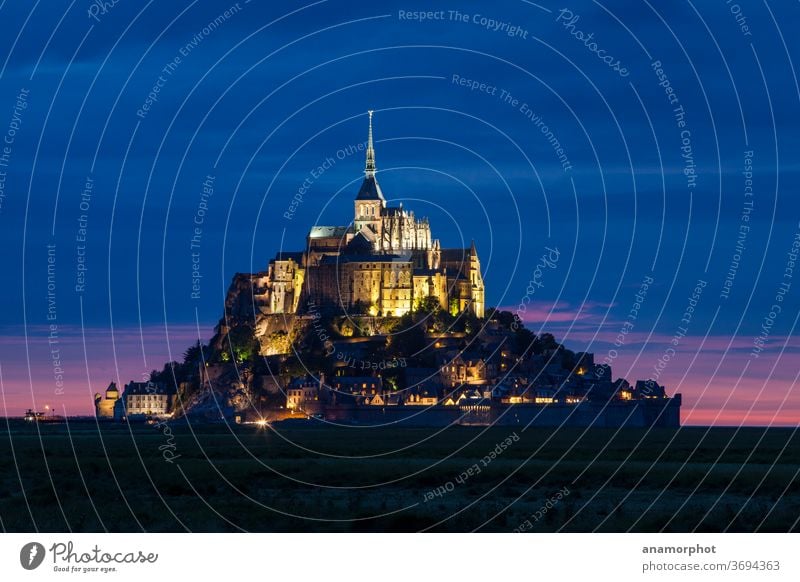 Le Mont St. Michel bei Nacht Frankreich Bretagne Sommer blau Urlaub Reise Ferien Erlebnis Sightseeing Außenaufnahme Tourismus Ferien & Urlaub & Reisen Kirche