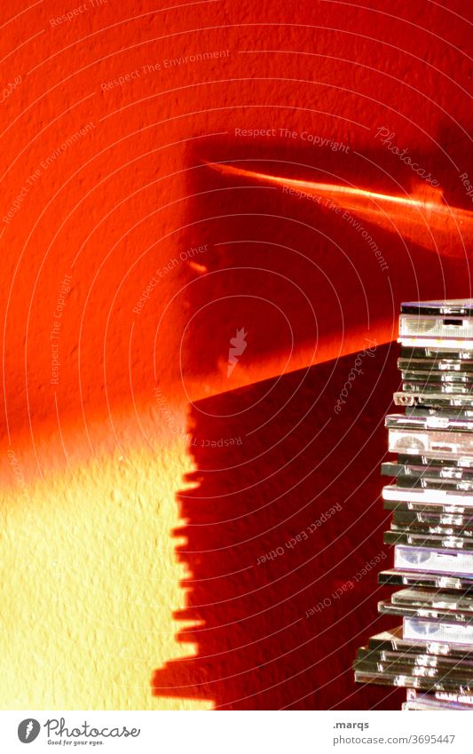 CD-Sammlung Stapel Turm Compact Disc Jewelcase Freizeit & Hobby Datenträger Medien Wand rot Schatten Licht Lichterscheinung Datenschutz DSGVO