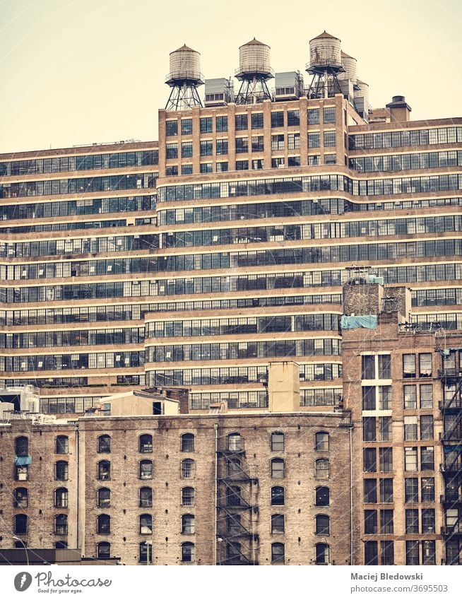 New Yorker Altbauten, Retro-Farbtonung angewandt, USA. neu Wasser Turm Tank Gebäude retro altehrwürdig Großstadt nyc Instagrammeffekt Fenster Baustein
