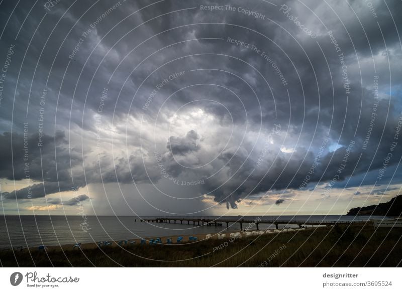 Klimawandel – Unwetter über dem Meer Wolken Strand Küste Regen Sturm Brücke Seebrücke Göhren Ostsee Rügen Erderwärmung bedrohlich drohen bedrohung bedrohen