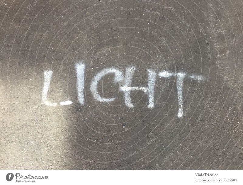 Licht: gesprühter Schriftzug auf Asphalt Straße weiß grau Boden fußboden draußen Tageslicht Lichteinfall Handschrift Typographie Wort Lichtblick Buchstaben