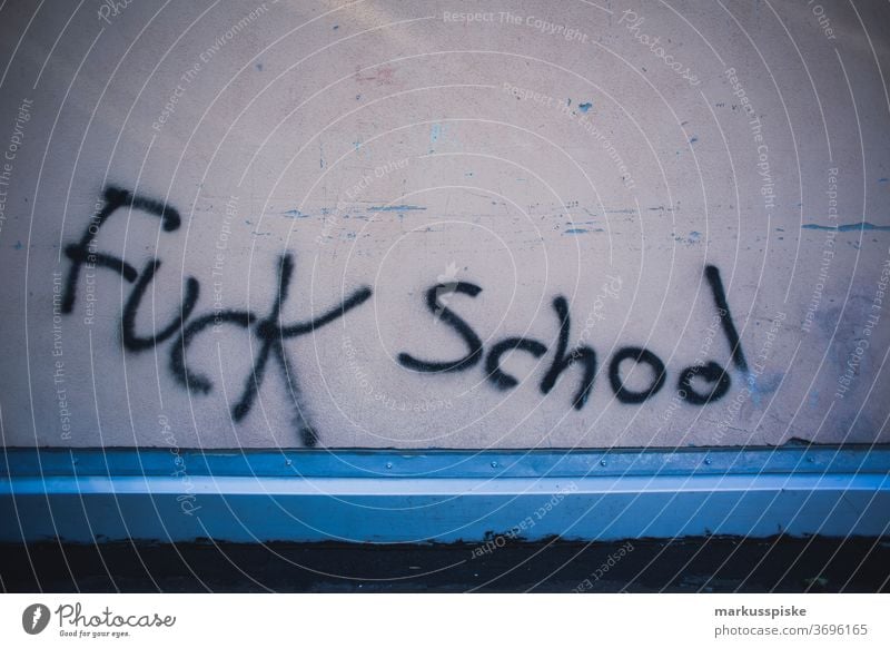 Fick Schule Graffiti abstrakt Kunst Motorhaube Großstadt abschließen farbenfroh Comic kreativ Abziehbild Versand Botschaft Schriftart Hoffnung horizontal