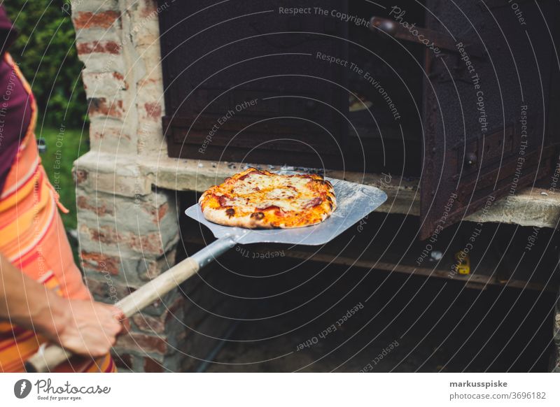 Hausgemachte Holzofen-Pizza Artischocke Artischocken Kochschinken Champignon Chilischoten kühl Teigwaren Fastfood Feuer Lebensmittel Schinken handgefertigt