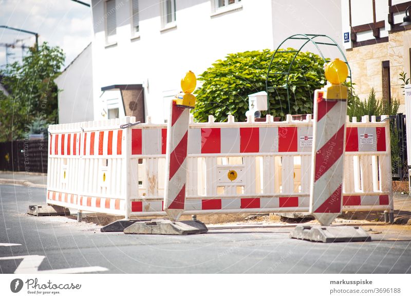 Baustelle Absperrung Straßensperre Sperrung Markierung Reparatur Pylone Verkehr Verkehrswege Verkehrsschild