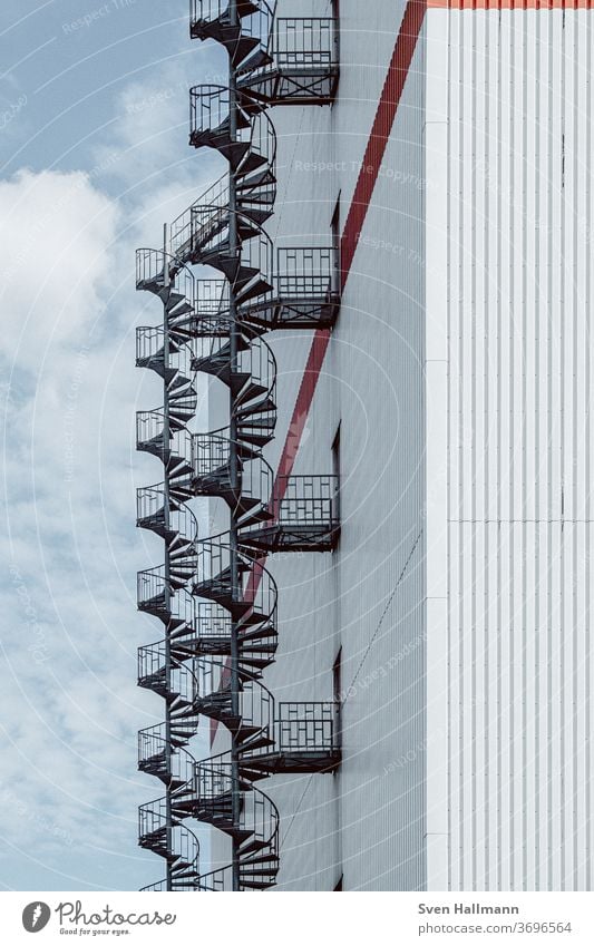 DNA von Bremen Fassade ästhetisch modern Symmetrie Farbfoto Außenaufnahme Muster Strukturen & Formen Menschenleer blau planen Ordnung gleich Einsamkeit Stadt