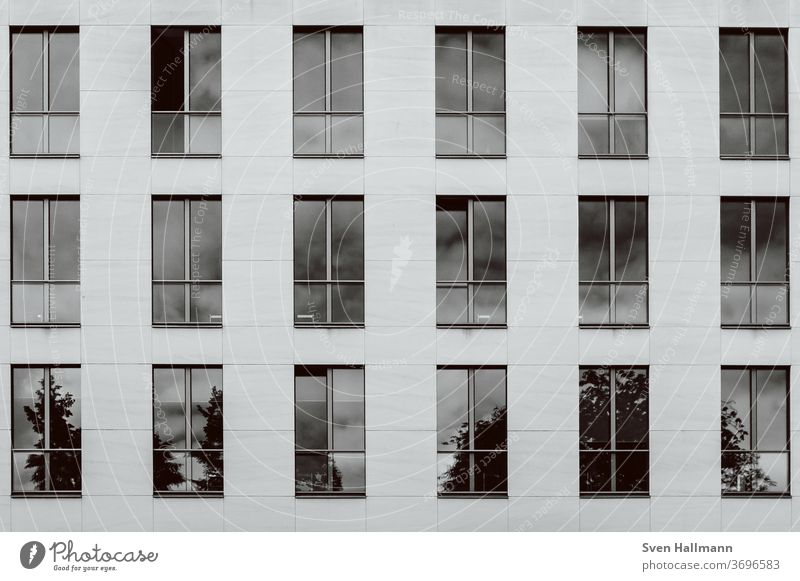 moderne Architektur Fassade Gebäude Design Licht ästhetisch Fenster Reflexion & Spiegelung Symmetrie minimalistisch elegant Linie Hochhaus Moderne Architektur