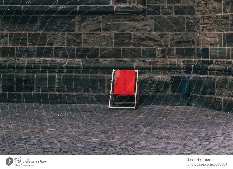 roter Stuhl vor einer Wand Minimalismus Hafengebiet abstrakt verrotten urban uster Zauberstab weiss Sitzgelegenheit leer Stühle Aus Sommer Möbel Menschenleer