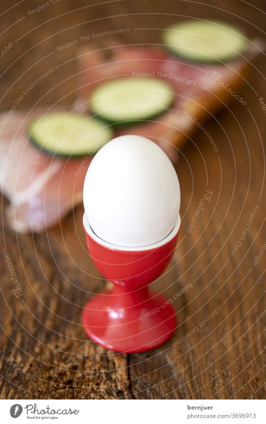 gekochtes Ei und Brot mit Schinken Eierbecher Nahaufnahme Essen Schinkenbrot frisch Frühstück gesund Hintergrund Einzel ein natürlich Protein weiß Eierschale