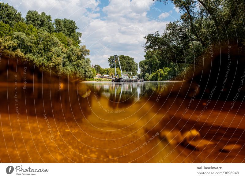 Altrhein Baden-Württemberg Verzerrung Glasscherbe Filter Umweltverschmutzung Farbfoto Müll Trockenheit Niedrigwasser Glasscheibe Natur Flussufer