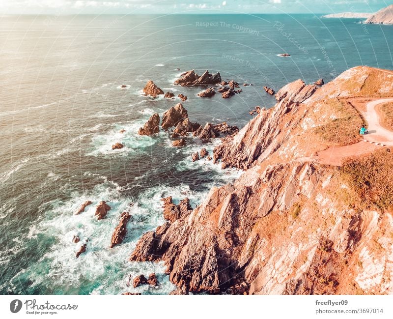 Landschaft einer Felsklippe in Meeresnähe von einer Drohne Meereslandschaft Textfreiraum Loiba Galicia Klippe Klippen Steine felsig MEER atlantisch Tourismus