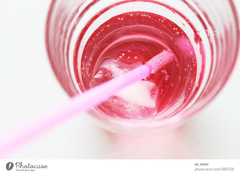 Kaltgetränk Sommer trinken Glas Wasser Erholung genießen ästhetisch Coolness Flüssigkeit frisch trendy kalt rund rosa rot weiß Design Farbe Luftblase sprudelnd