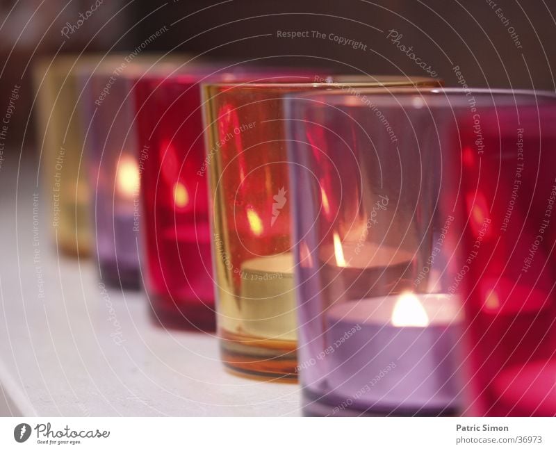 Kerzengläser in Reihe Glas Haushalt Romantik violett rot gemütlich Kerzenschein Häusliches Leben Abend