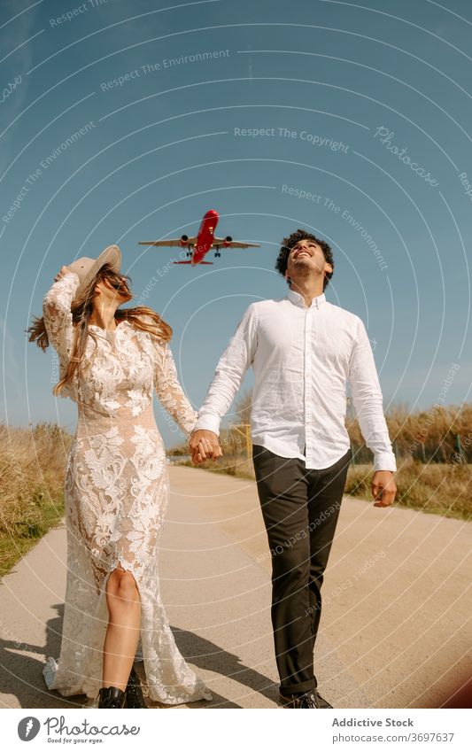 Neuvermähltes Paar genießt romantische Reise Jungvermählter reisen Flugzeug schlendern Partnerschaft Liebe Flitterwochen Fliege Glück heiter amourös Spaziergang
