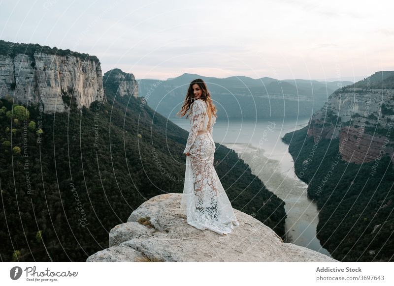 Elegante junge Braut steht auf felsigen Klippe Frau Berge u. Gebirge Felsen Kleid romantisch Jungvermählter Saum Natur Glück charmant Hochzeit Spanien