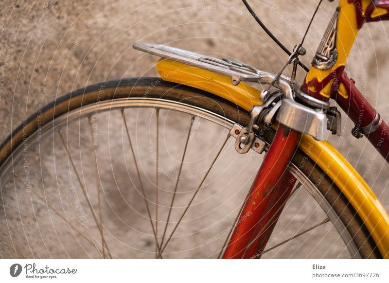 Detail eines rot goldenen vintage Rennrades Ausschnitt Rad Fahrrad retro Rot schön Hipster Verkehrsmittel
