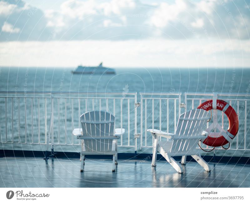 1500 - Auf dem Sonnendeck Schifffahrt Boot Fähre Sommer Liege Liegestuhl Überfahrt SOS Rettungsring Aussicht Urlaub Menschenleer Meer Ostsee Sommerurlaub