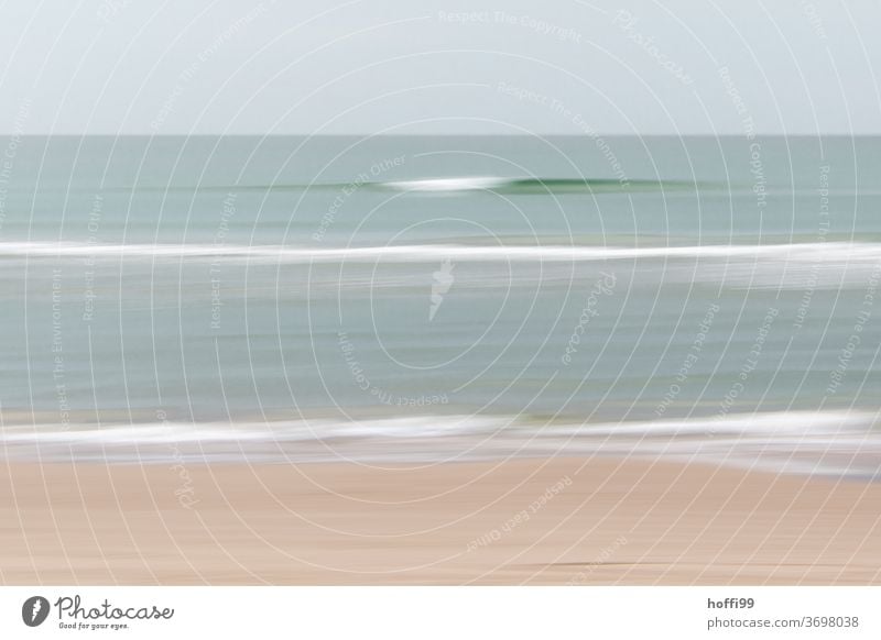 ruhiger weicher Wellengang - die Bewegung der Kamera schafft Ruhe Strand weiches Licht weiche Wellen fineart fine art abstrakt Wellenlinie Bewegungsunschärfe